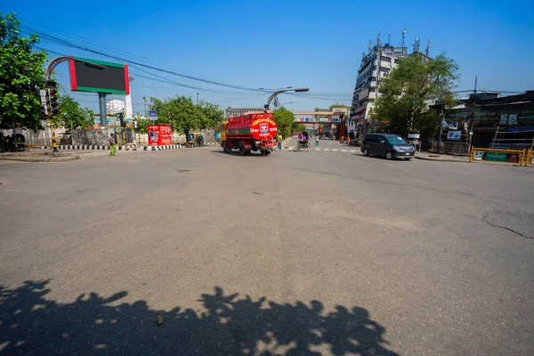 Bangladeş, Dhaka 'daki Coronavirus' un elinde Neelkheet Dhaka Üniversitesi kampüs sokakları boş.. 