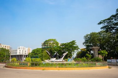 Doel Chattar ya da Doel Meydanı, Bangladeş 'in başkenti Dhaka' da bulunan Curzon Hall 'un önünde bulunan iki doğulu magpie-robin heykelinin adıdır..