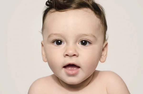 Porträtt av en söt baby pojke tittar på kameran. — Stockfoto