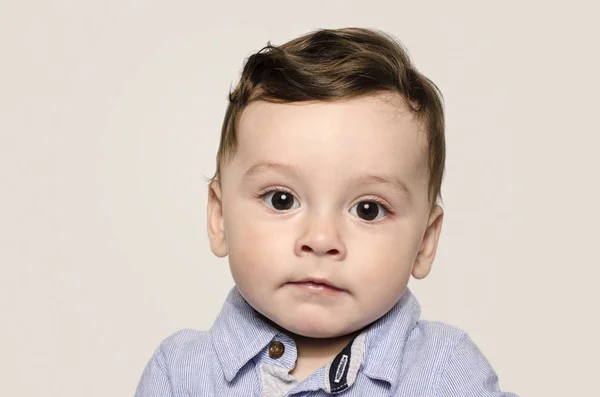 Retrato de un lindo bebé mirando a la cámara . — Foto de Stock