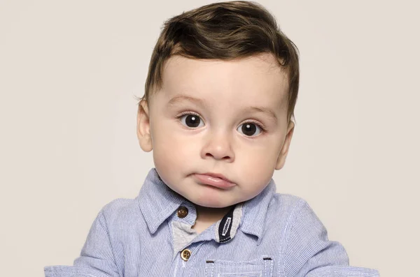 Retrato de um menino bonito olhando para câmera entediado . — Fotografia de Stock