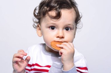 Bir bisküvi yemek kadar şirin bir bebek portresi. 