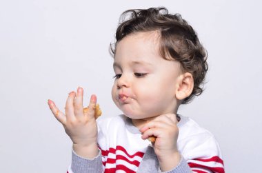 El altında seyir bisküvi yemek kadar şirin bir bebek portresi.