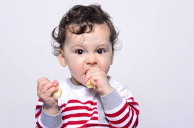 Bir muz yemek kadar şirin bir bebek portresi.