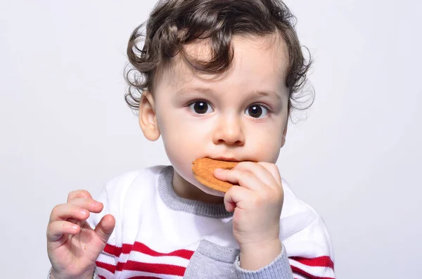 一个可爱的宝宝吃饼干的肖像. — 图库照片