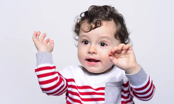 Lindo niño llorando levantando las manos . — Foto de Stock