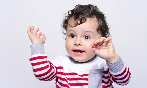 Χαριτωμένο μωρό αγόρι κλαίει υψώνοντας τα χέρια του. Φωτογραφία Αρχείου