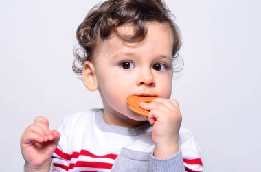 Bir bisküvi yemek kadar şirin bir bebek portresi. 