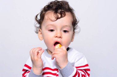 Portakal yeme kadar şirin bir bebek portresi.