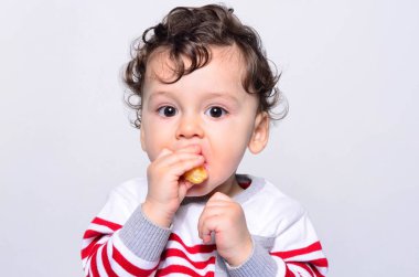 Portakal yeme kadar şirin bir bebek portresi. 