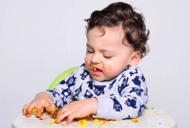 Bir yaşındaki çocuk şut pasta bir dilim başına yemek.