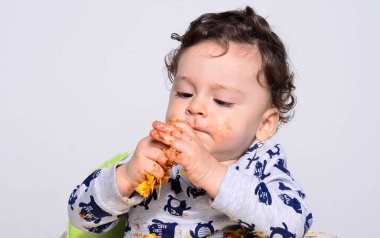 Bir yaşındaki çocuk şut pasta bir dilim başına yemek.