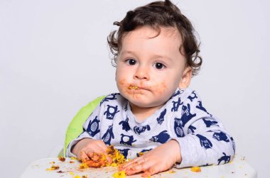 Bir yaşındaki çocuk şut pasta bir dilim başına yemek.