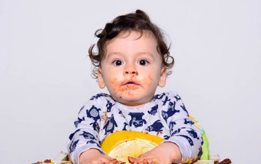 Şut pasta bir dilim başına yeme bir yaşında bir çocuk. Oyunculuk bebek pisliğini saklamaya şaşırttı. 