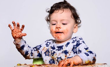 Bir yaşındaki çocuk şut pasta bir dilim başına yemek.