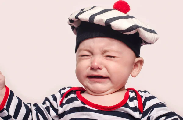 Niedlicher kleiner Junge weint. — Stockfoto