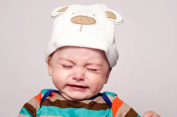 Ładny chłopczyk z adorable kapelusz płacz. — Zdjęcie stockowe