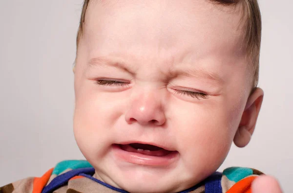 Lindo niño llorando. Pequeño niño con dolor, sufrimiento, dentición y llanto . — Foto de Stock