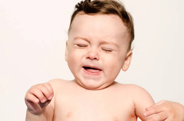 Lindo niño desnudo llorando. Pequeño niño con dolor, sufrimiento, dentición, rechazo y llanto . — Foto de Stock