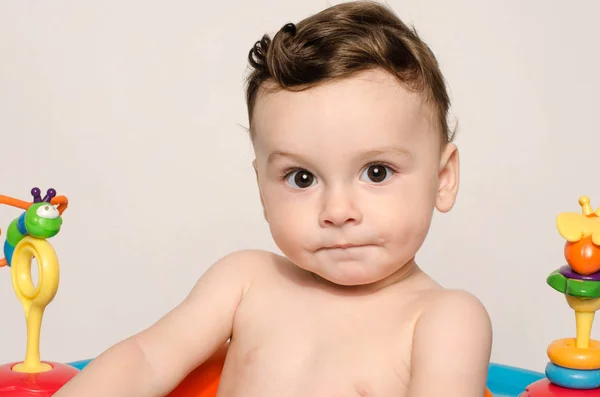 Adorável criança de seis meses nua olhando para a câmera . — Fotografia de Stock