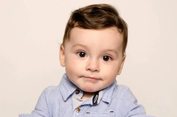 Porträtt av en söt baby pojke tittar på kameran inställsam. — Stockfoto