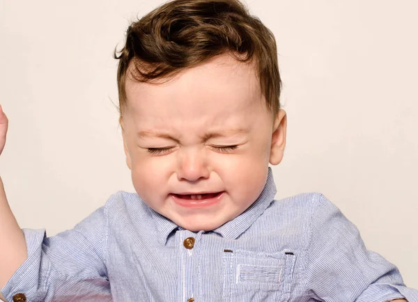 Schattige babyjongen huilen. Kindje in pijn, lijden, tandjes, weigeren en huilen. — Stockfoto