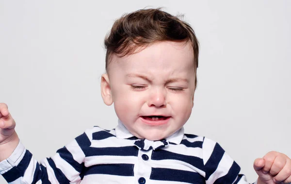 Niedlicher kleiner Junge weint. Kleines Kind in Schmerz, Leid, Kinderkrankheiten, Verweigerung und Weinen. — Stockfoto
