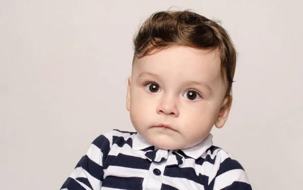 Portrait d'un mignon bébé garçon regardant la caméra avec ses grands yeux . — Photo