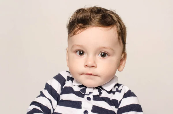 一个可爱的男婴，用他的大眼睛望着相机的肖像. — 图库照片