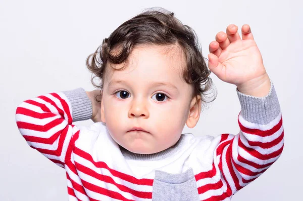 Potret bayi laki-laki rambut keriting yang lucu mengangkat tangannya ke atas . — Stok Foto