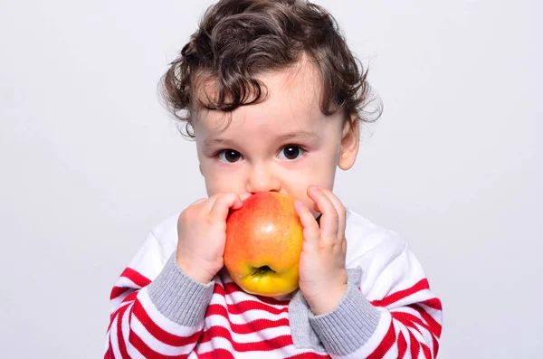 リンゴを食べるかわいい赤ちゃんの肖像画. — ストック写真