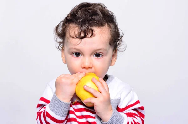 リンゴを食べるかわいい赤ちゃんの肖像画. — ストック写真