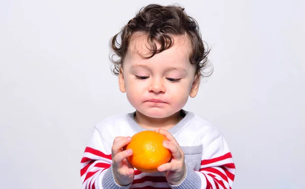 Πορτρέτο του ένα χαριτωμένο μωρό cringing σε ένα πορτοκάλι. — Φωτογραφία Αρχείου