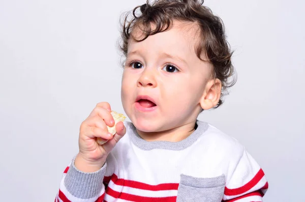 Ritratto di un bambino carino che brontola mentre mangia arancione . — Foto Stock