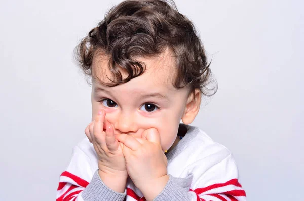 Retrato de um bebê bonito comendo laranja . — Fotografia de Stock