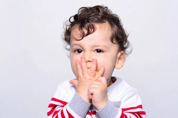Retrato de un lindo bebé comiendo naranja . —  Fotos de Stock