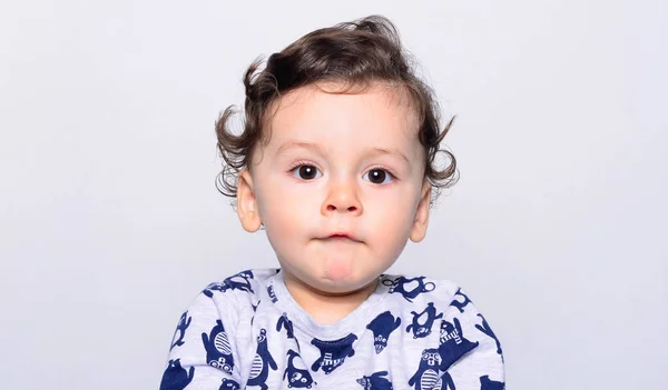 Portrait d'un mignon bébé garçon aux cheveux bouclés . — Photo