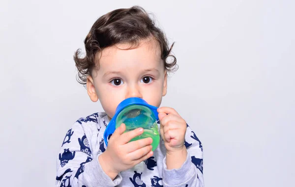 Retrato de uma criança bonita bebendo água da garrafa . — Fotografia de Stock