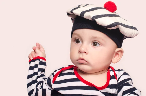 Deniz çizgili şapka giyen sevimli altı aylık çocuk. Telifsiz Stok Imajlar