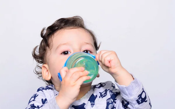 ボトルから水を飲むかわいい幼児の肖像画. ストック写真