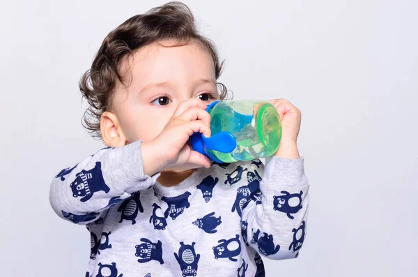 Πορτρέτο του ένα χαριτωμένο μικρό παιδί πόσιμο νερό από το μπουκάλι. Royalty Free Φωτογραφίες Αρχείου