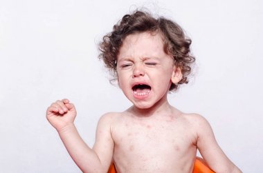 Ağlayan bir şirin hasta bebek çocuk portresi. 