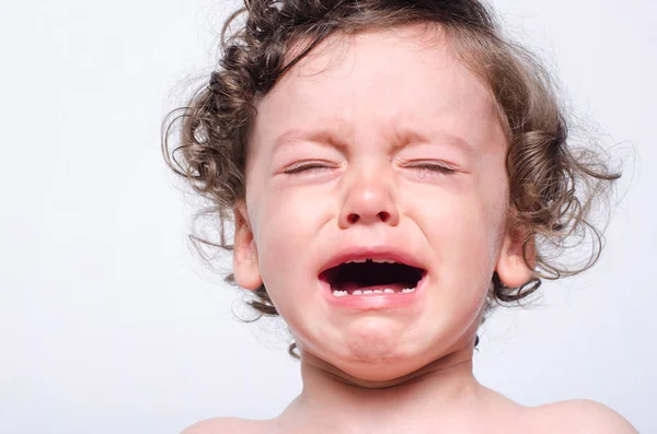 Retrato de un bebé niño molesto llorando . — Foto de Stock