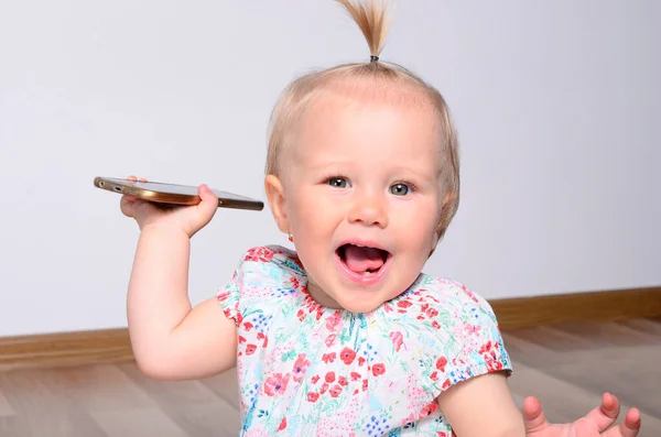 Bambina Che Gioca Con Telefono Cellulare Piccolo Bambino Arrabbiato Fare — Foto Stock