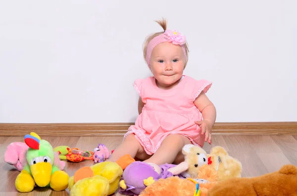 Feliz Bebê Menina Criança Brincando Com Brinquedos Pelúcia Chão Fotografia De Stock