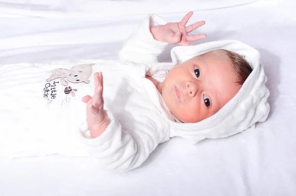 Χαριτωμένο Αγοράκι Ξαπλωμένο Στο Κρεβάτι Φορώντας Μωρουδίστικο Φορμάκι Νεογέννητο Ξαπλωμένο — Φωτογραφία Αρχείου