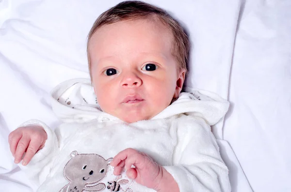 Χαριτωμένο Αγοράκι Που Κάνει Γκριμάτσες Νεογέννητο Ξαπλωμένο Στο Κρεβάτι Λευκό — Φωτογραφία Αρχείου