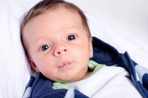 Söt Pojke Som Gör Roliga Ansikten Nyfödd Liggande Sängen Vitt — Stockfoto