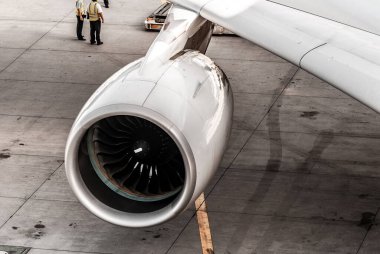 Motor, türbin uçağı Frankfurt Havaalanında.