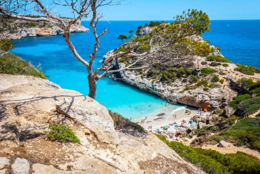 Calo des Moro, Mallorca güneşli bir günde insanlarla plajda